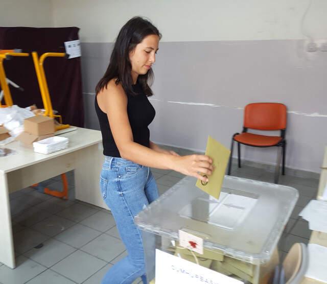 Oy Kullanan Ünlülerin Sandık Paylaşımları