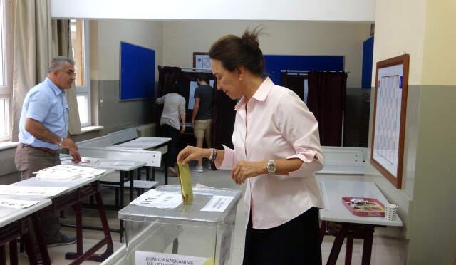 Oy Kullanan Ünlülerin Sandık Paylaşımları