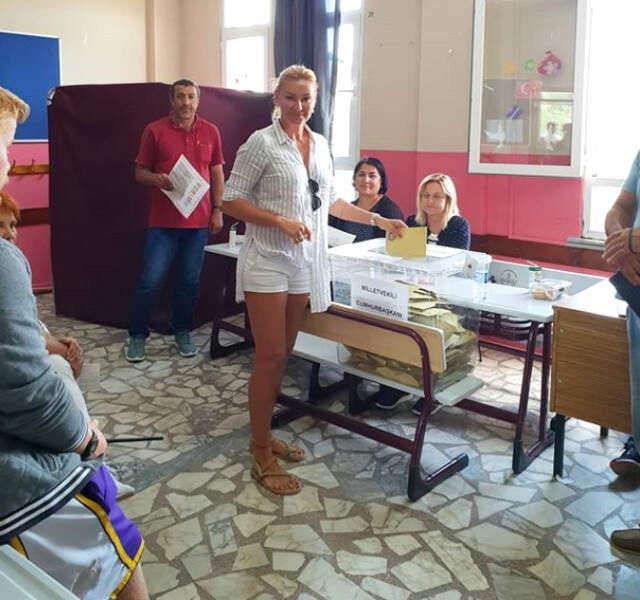 Oy Kullanan Ünlülerin Sandık Paylaşımları