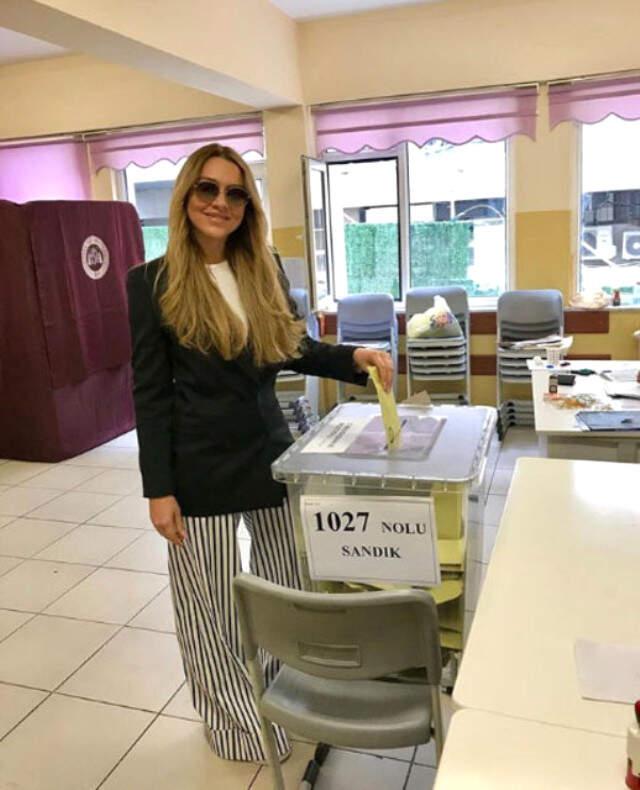 Oy Kullanan Ünlülerin Sandık Paylaşımları