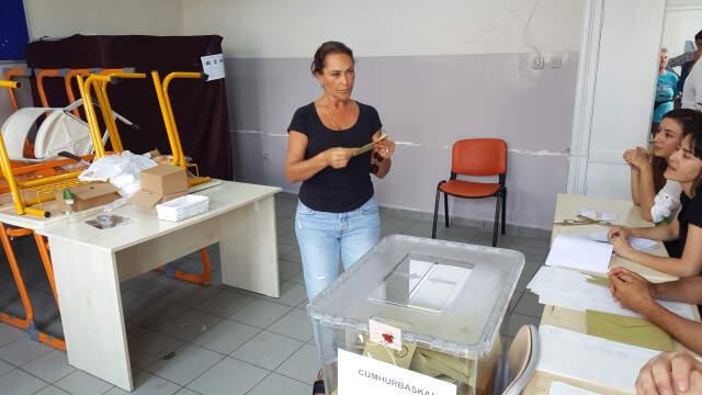 Oy Kullanan Ünlülerin Sandık Paylaşımları