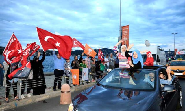 Seçim Sonuçlarının Açıklanmaya Başlamasının Ardından, Vatandaşlar Kutlamalara Başladı
