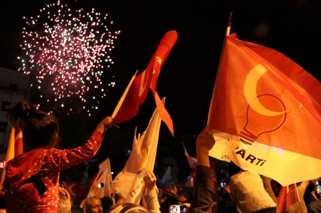 Seçim Sonuçlarının Açıklanmaya Başlamasının Ardından, Vatandaşlar Kutlamalara Başladı