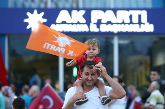 Seçim Sonuçlarının Açıklanmaya Başlamasının Ardından, Vatandaşlar Kutlamalara Başladı