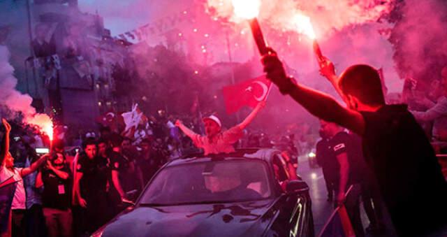 Avusturya'dan Seçimin Ardından Skandal Çıkış: Erdoğan'a Oy Verenler Türkiye'ye Dönmeli Avusturya'dan Seçimin Ardından Skandal Çıkış: Erdoğan'a Oy Verenler Türkiye'ye Dönmeli