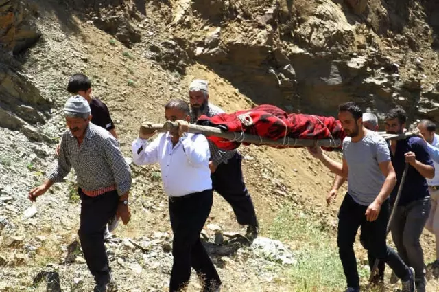 Köylüler, Derede Kaybolan Kuzenlerin Cesedini Sırtında Taşıdı