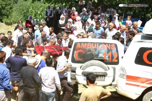 Köylüler, Derede Kaybolan Kuzenlerin Cesedini Sırtında Taşıdı