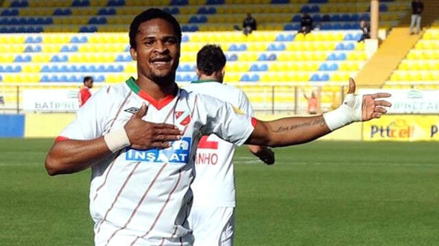 Karşıyaka, Eski Futbolcusuna Borcunu Ödeyip Puanını Sildirmekten Kurtardı