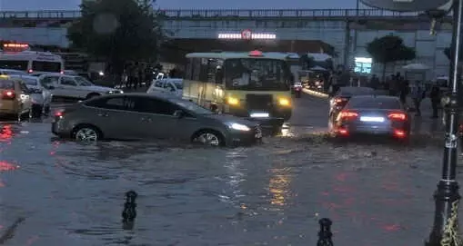 Meteoroloji Uyardı: İstanbul'a Dolu Geliyor, Araçlarınız için Tedbir Alın