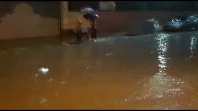 İstanbul'da Beklenen Yağış Başladı... Dolu Yağışından Tepsiyle Korunmaya Çalıştı