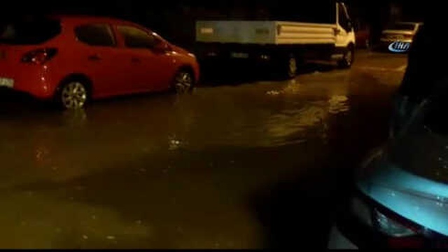 İstanbul'da Beklenen Yağış Başladı... Dolu Yağışından Tepsiyle Korunmaya Çalıştı