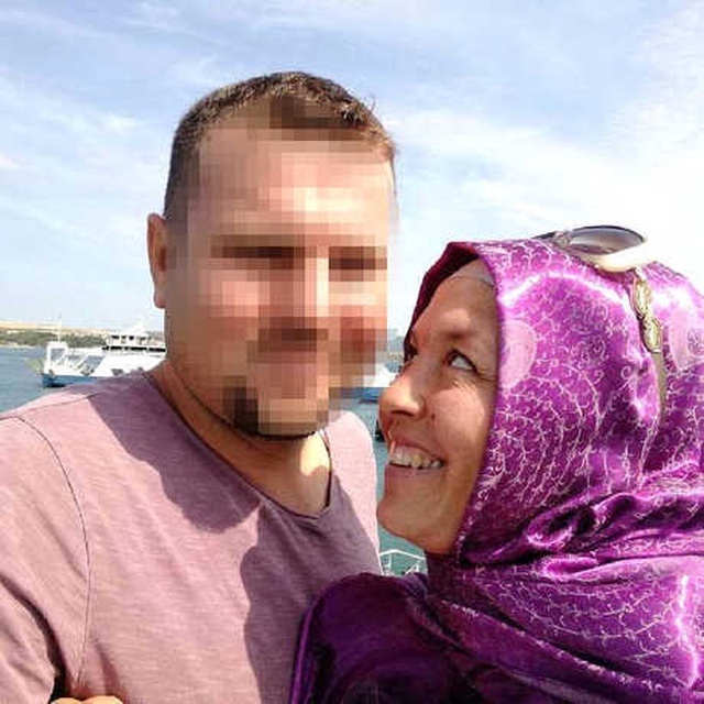 Kıskanç Koca, Yanında Başkasıyla Mesajlaşan Eşini Bıçaklayarak Öldürdü
