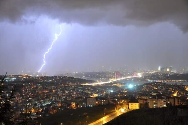 Kuvvetli Yağışın Etkili Olduğu İstanbul'da Şimşekler Geceyi Gündüze Çevirdi