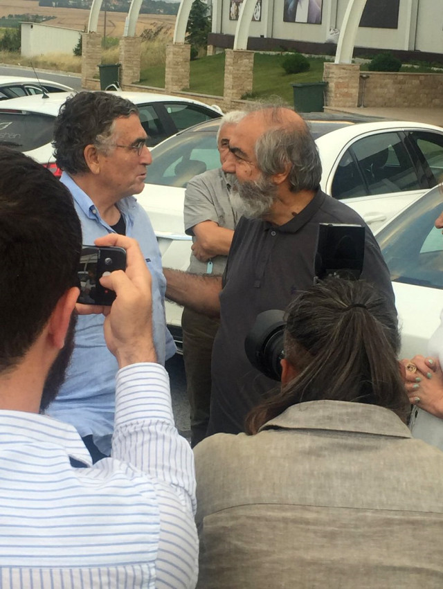 Mehmet Altan Tahliye Kararının Ardından Cezaevinden Çıktı, İşte Silivri'den İlk Fotoğraf