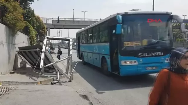 Otobüse Çarpan Otomobil, Durakta Bekleyen Yolcuların Arasına Daldı: 1'i Ağır 2 Yaralı