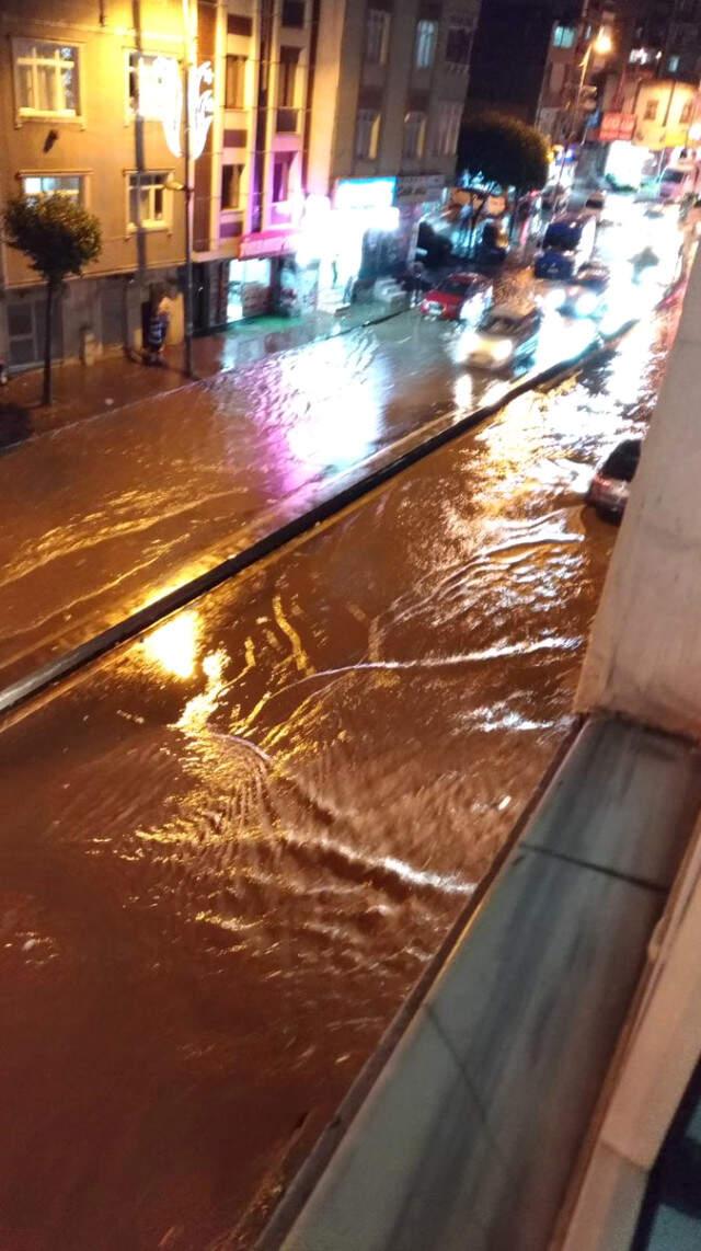 İstanbul'da Kuvvetli Yağış ve Dolu Etkili Oluyor