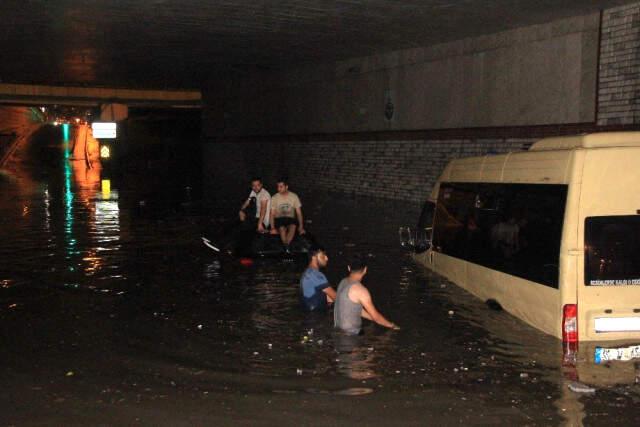 Alt Geçitte Mahsur Kalan Sürücüler, Araçlarını Kurtarmak İçin Soyunup Suya Girdi