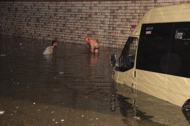 Alt Geçitte Mahsur Kalan Sürücüler, Araçlarını Kurtarmak İçin Soyunup Suya Girdi