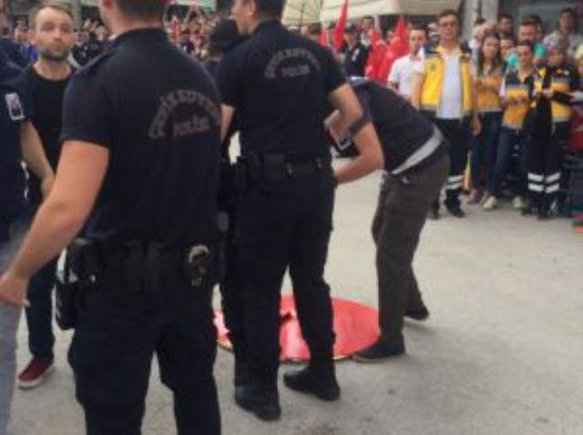 Bursa'da Şehit Cenazesinde CHP Çelengini Parçaladılar