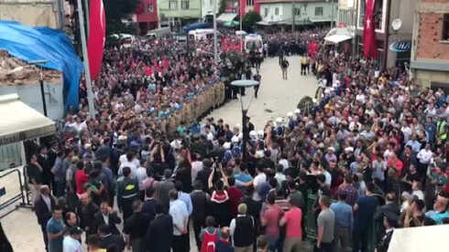Bursa'da Şehit Cenazesinde CHP Çelengini Parçaladılar