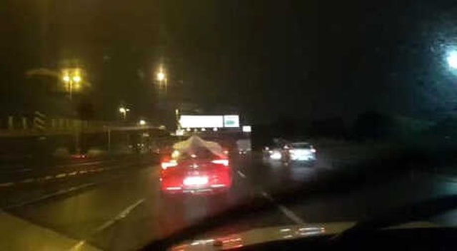 Doludan Korumak İçin Aracının Üstünde Örtü ile Dolaştı
