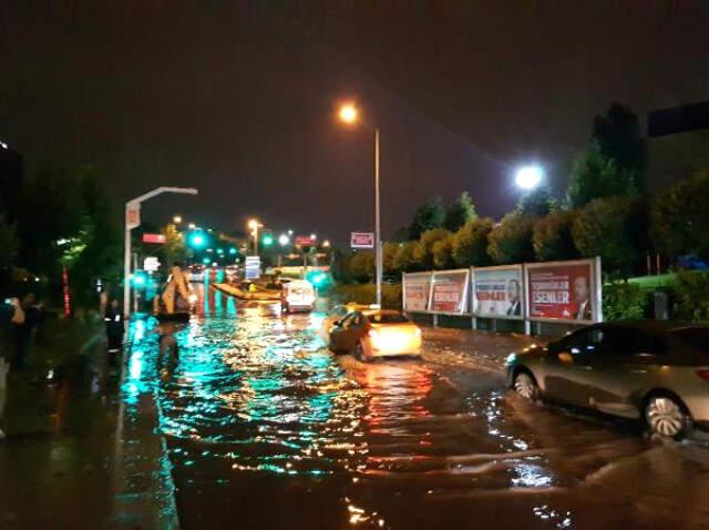 İstanbul'da Etkili Olan Kuvvetli Yağış Caddeleri <a class='keyword-sd' href='/gole/' title='Göle'>Göle</a> Çevirdi, Araçlar Yollarda Kaldı