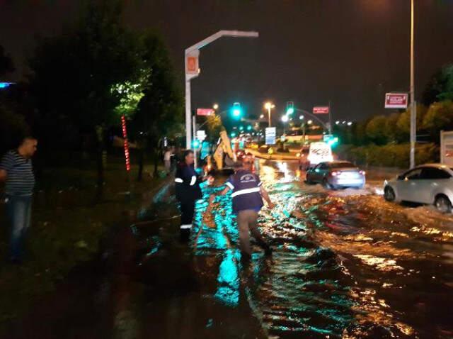 İstanbul'da Etkili Olan Kuvvetli Yağış Caddeleri Göle Çevirdi, Araçlar Yollarda Kaldı