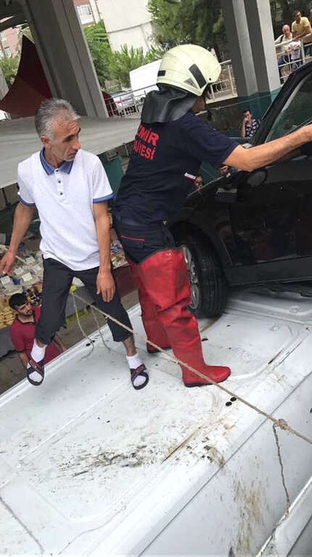 Aşırı Yağış Nedeniyle Paniğe Kapılan Kadın Sürücü, Pazar Yerine Daldı