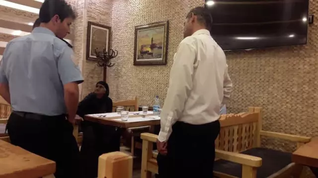 İki Gün Boyunca Sokakta Kalıp Açlıktan Bitkin Düşen Yaşlı Kadını Polis Fark Etti