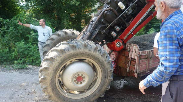 Sürücü, Römork ile Traktör Arasında Sıkıştı Römork ile Traktör Arasına Sıkışan Sürücünün İmdadına Çevredekiler Yetişti