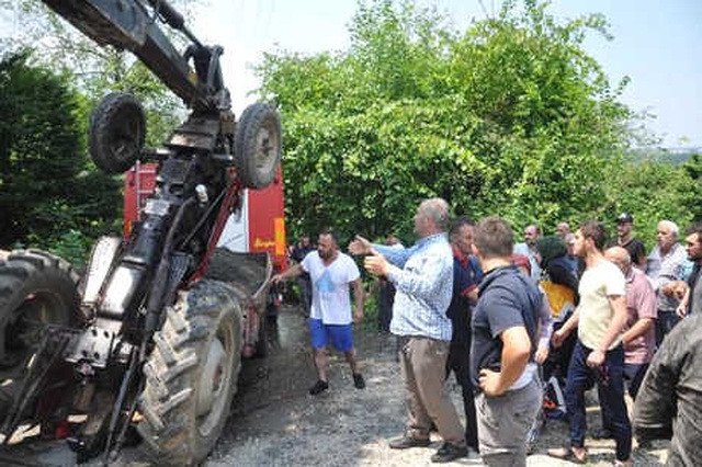 Römork ile Traktör Arasına Sıkışan Sürücünün İmdadına Çevredekiler Yetişti