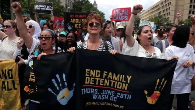 ABD'de Trump'a Göçmen Protestosu: Aktris Susan Sarandon Dahil 600'e Yakın Kadın Gözaltında