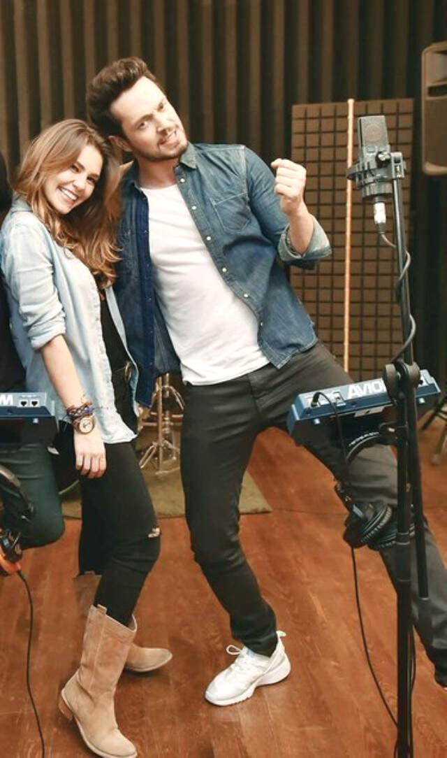 Aslı Enver Ayrılığın Ardından Murat Boz'un Annesini ve Abisini Sildi