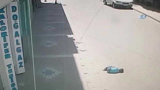 5 Yaşındaki Suriyeli Çocuk 2. Kattan Düştü, O Anlar Saniye Saniye Kaydedildi