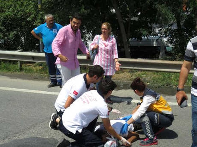Kadıköy'de Akılalmaz Kaza! Gencin Pantolon Paçası Çarpan Araçta Asılı Kaldı