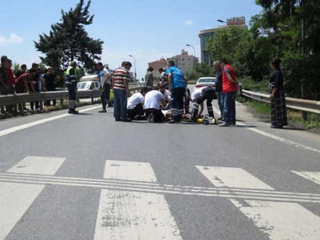 Kadıköy'de Akılalmaz Kaza! Gencin Pantolon Paçası Çarpan Araçta Asılı Kaldı
