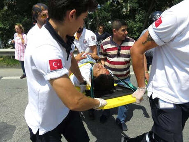 Kadıköy'de Akılalmaz Kaza! Gencin Pantolon Paçası Çarpan Araçta Asılı Kaldı