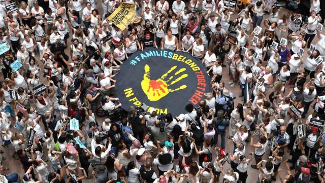 Trump'ın Göçmen Kararını Protesto Eden Ünlü Aktris Sarandon, 600 Kadınla Gözaltına Alındı