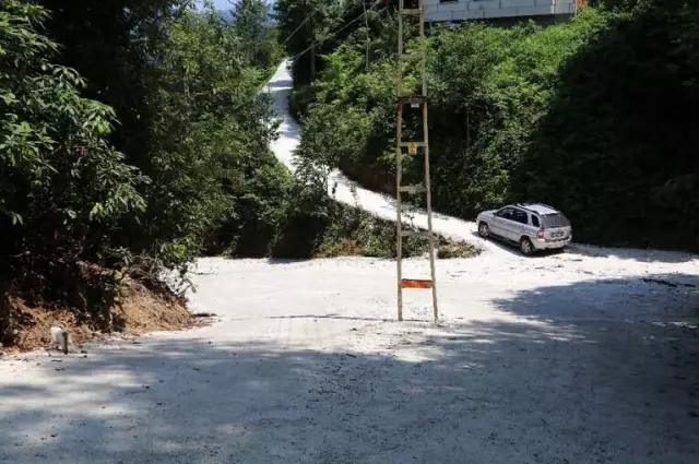 Rize'de Yol Genişletme Çalışmasında Elektrik Direği Yolun Ortasında Kaldı