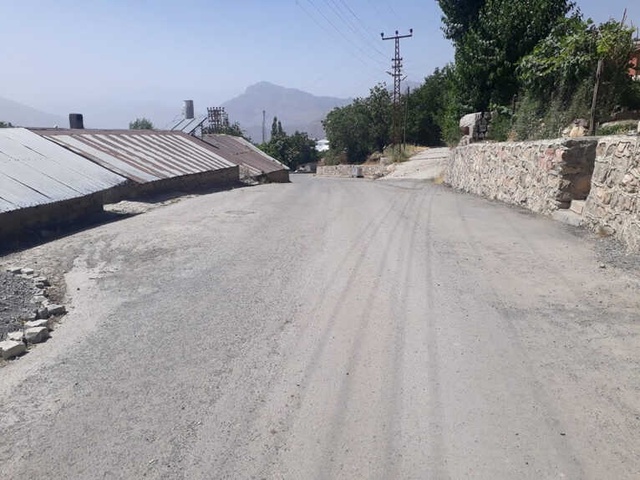 Sıcaklığın 40 Dereceyi Bulduğu Hakkari Çukurca'da Hayat Durdu