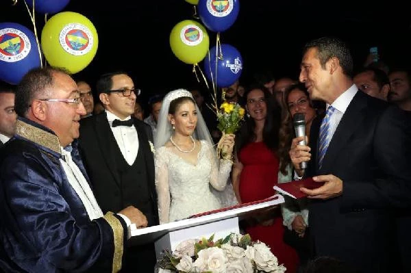 Fenerbahçe Başkanı Ali Koç, Katıldığı Nikahta Meşale Yaktı