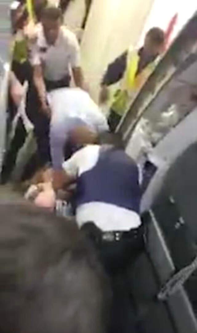 Uçuş Görevlisine Kafa Atan Saldırgan Adam Ortalığı Birbirine Kattı