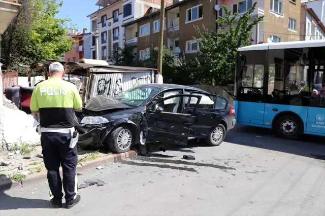 Sınava Yetişmek İsterken Kaza Yaptılar, 4 Yaralı