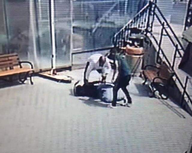 Camiye Namaza Giden Esnaf, Bankta Uygunsuz Hareketlerde Bulunan Kişiyi Dövdü Camiye Namaza Giden Esnaf, Bankta Uygunsuz Hareketlerde Bulunan Kişiyi Dövdü