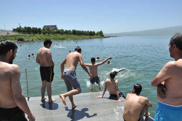 Kars'ta Termometreler 30 Dereceyi Gösterince Çıldır Gölüne Girdiler