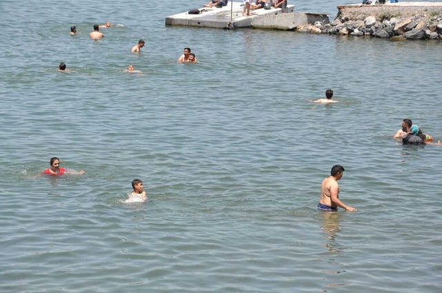 Kars'ta Termometreler 30 Dereceyi Gösterince Çıldır Gölüne Girdiler