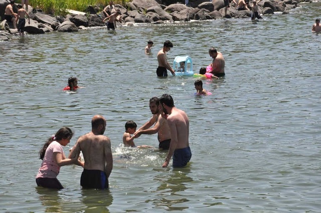 Kars'ta Termometreler 30 Dereceyi Gösterince Çıldır Gölüne Girdiler