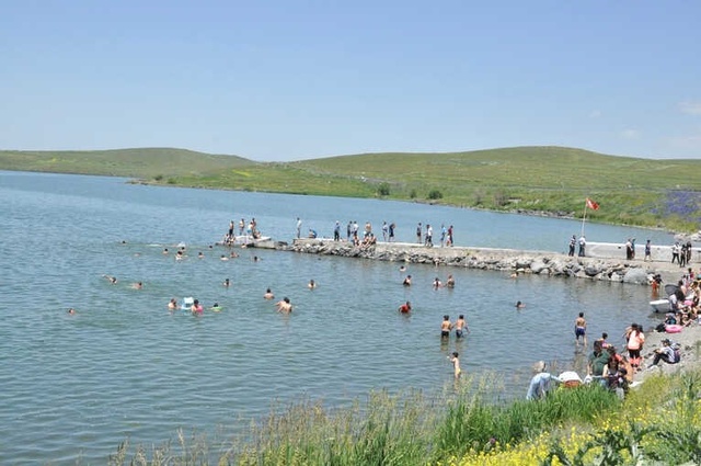Kars'ta Termometreler 30 Dereceyi Gösterince Çıldır Gölüne Girdiler
