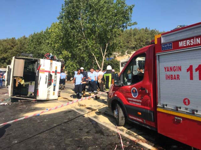 Mersin'de Tarım İşçilerini Taşıyan Otobüs Devrildi: 3 Ölü, 30 Yaralı Mersin'de Tarım İşçilerini Taşıyan Otobüs Devrildi: 3 Ölü, 30 Yaralı