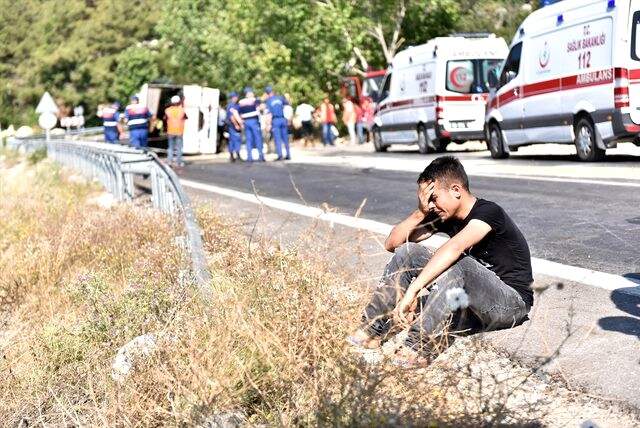 Mersin'de Tarım İşçilerini Taşıyan Otobüs Devrildi: 3 Ölü, 30 Yaralı Mersin'de Tarım İşçilerini Taşıyan Otobüs Devrildi: 3 Ölü, 30 Yaralı